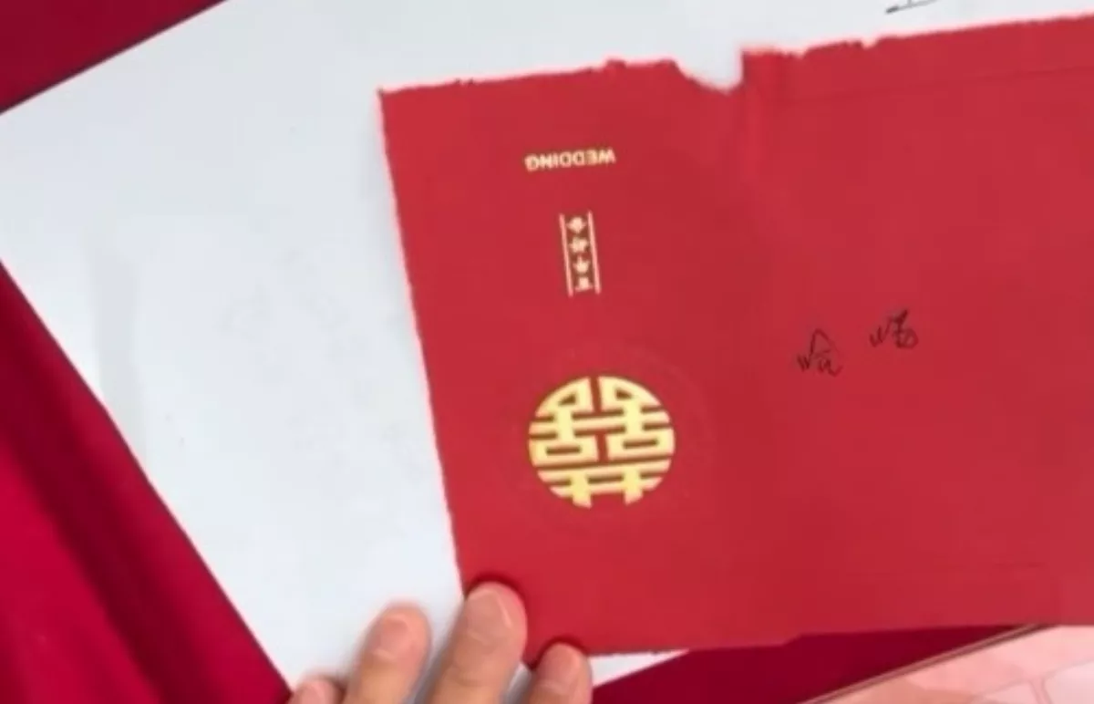 參加狗友婚禮  紅包署名「哈囉爸媽」